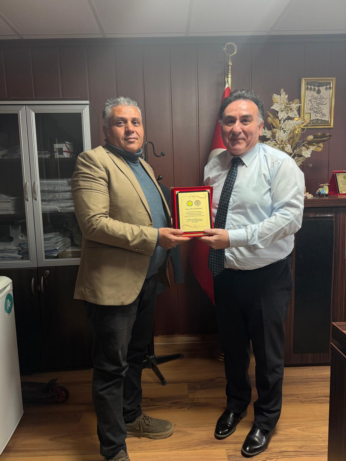 Meslek Yüksekokulumuz Sekreterine Özverili Çalışmalarından Dolayı Plaket verildi